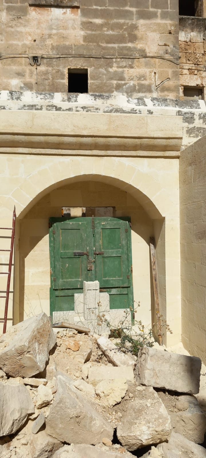 Hand-built tufo arch in the courtyard of Via Verdi 15, Manduria, Salento, Puglia